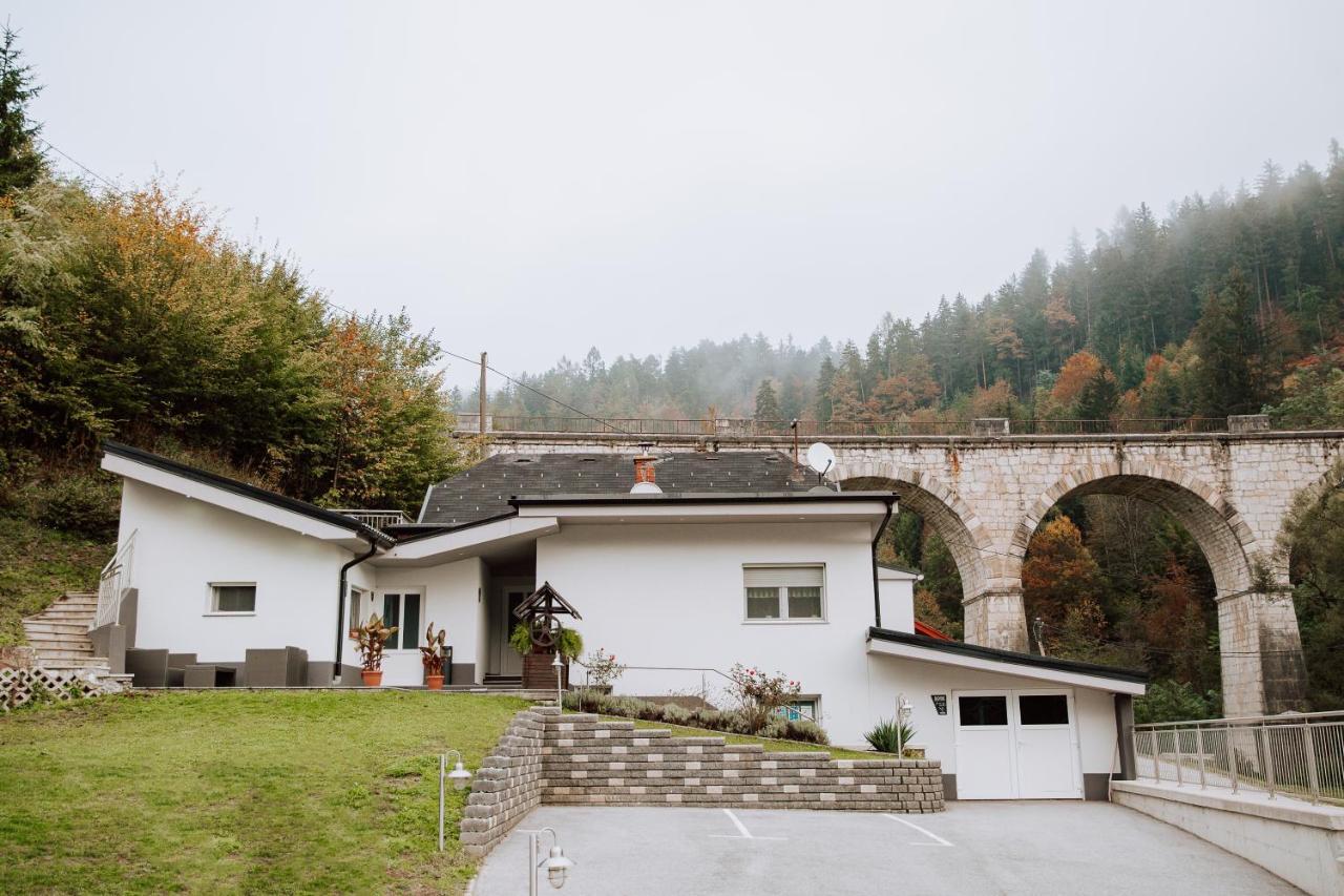 ホテル Gostisce Krivograd Prevalje エクステリア 写真