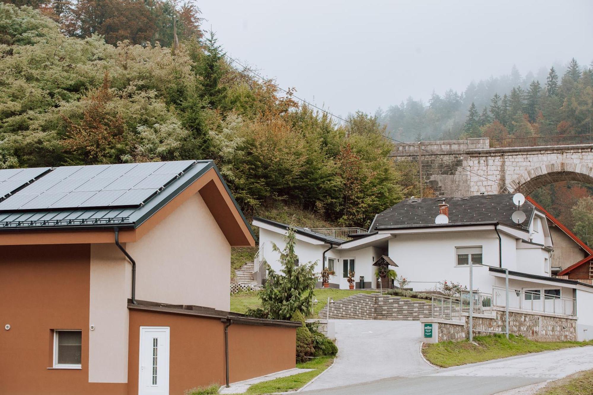 ホテル Gostisce Krivograd Prevalje エクステリア 写真
